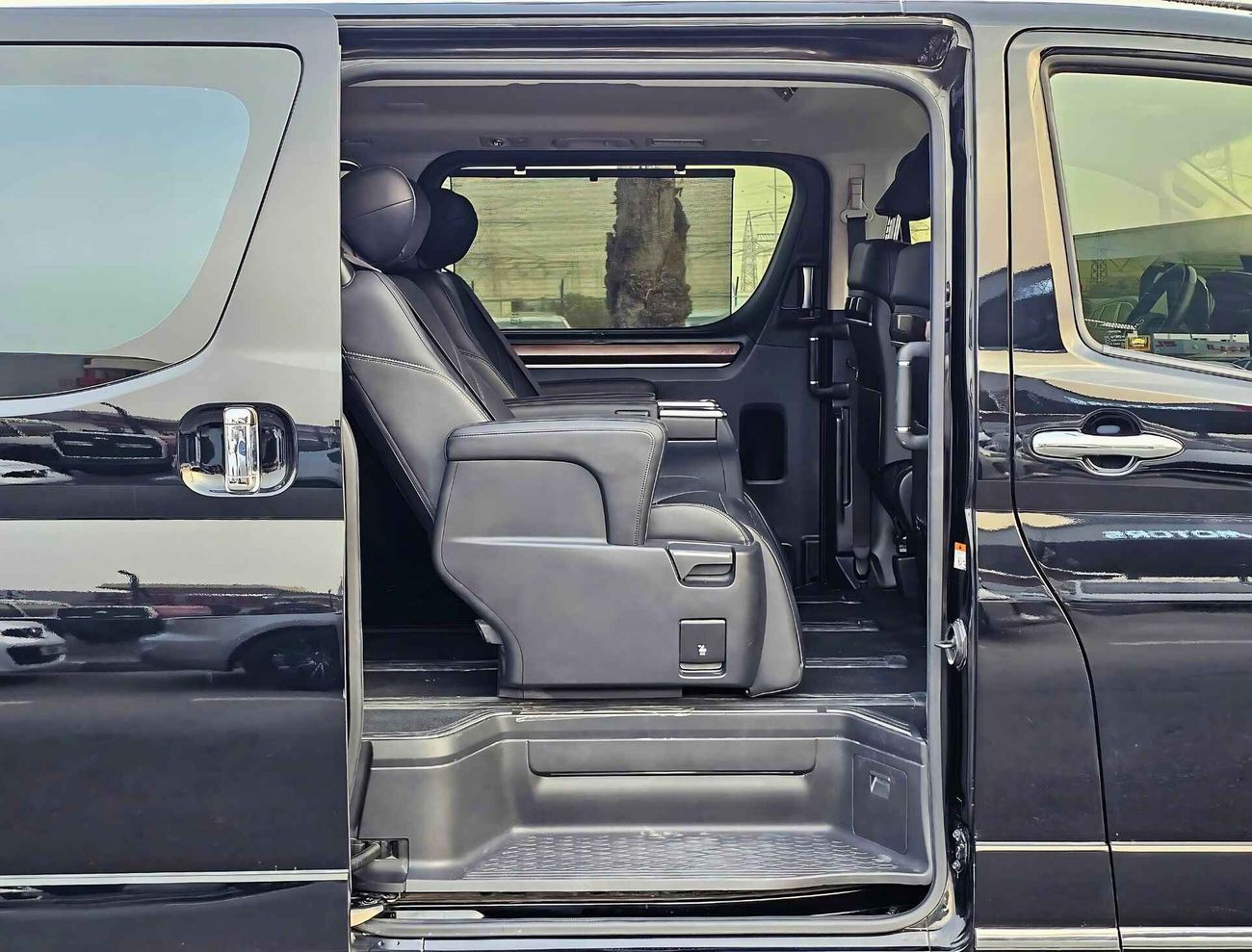 Toyota Granvia PREMIUM / FULL OPT/  ORG KMS/ ORG PAINT/ 2198 MONTHLY / LOT#8003492