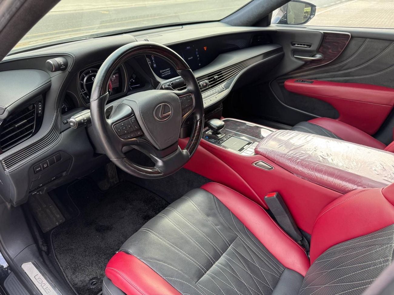 لكزس LS 500 محرك V6 سعة 3.5 لتر / أعلى المواصفات لكبار الشخصيات / كاميرات 360 درجة / تدليك لجميع المقاعد / بحالة