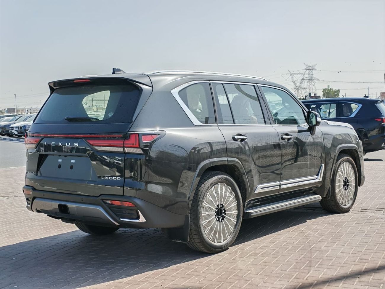 لكزس LX 600 VIP لكزس LX600 VIP موديل 2026 (4 مقاعد) محرك بنزين V6 ثنائي التيربو سعة 3.5 لتر، ناقل حركة أوتوماتيكي، د