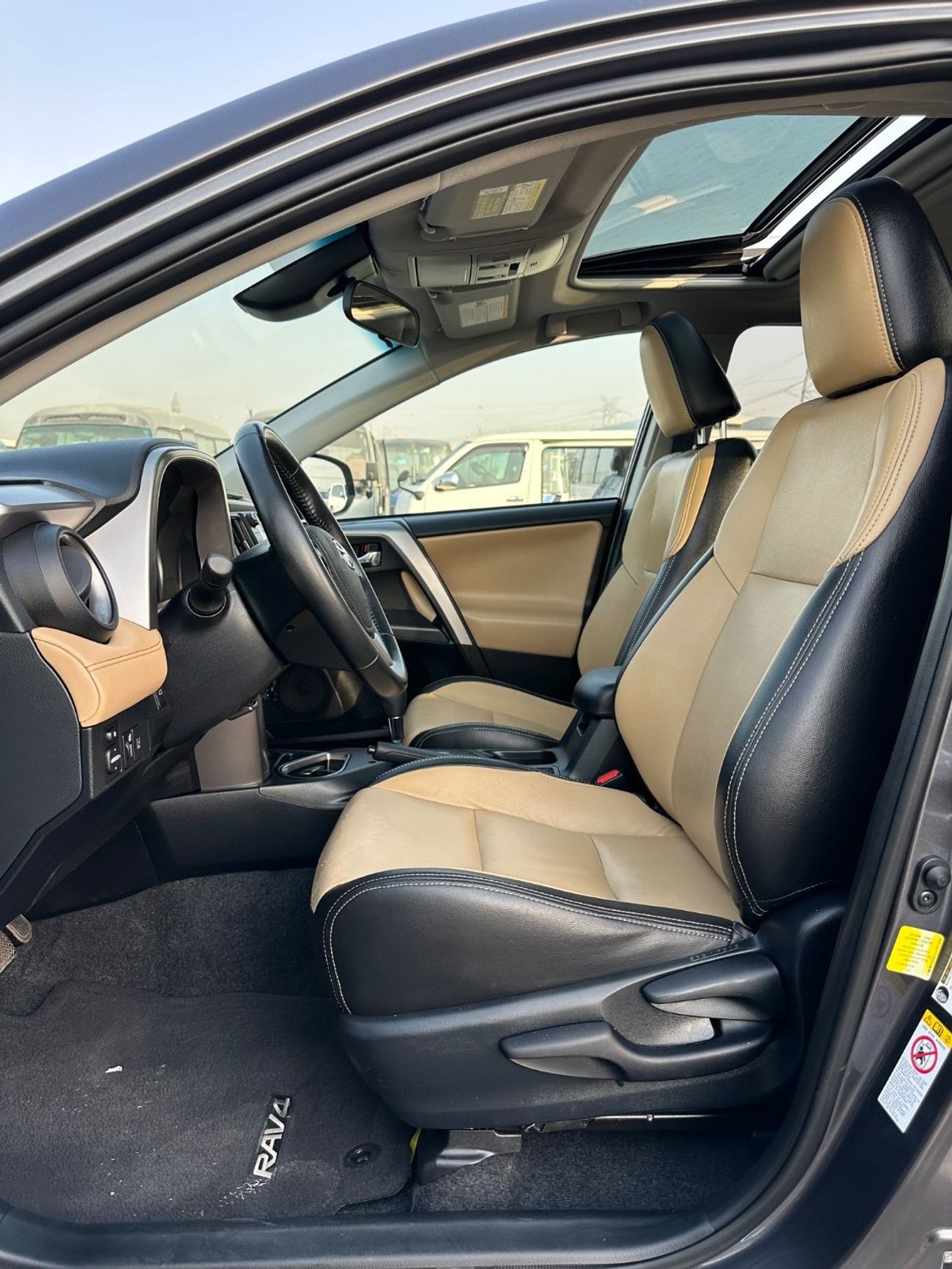 Toyota RAV4 XLE premium Sunroof,Push start,Leather seats