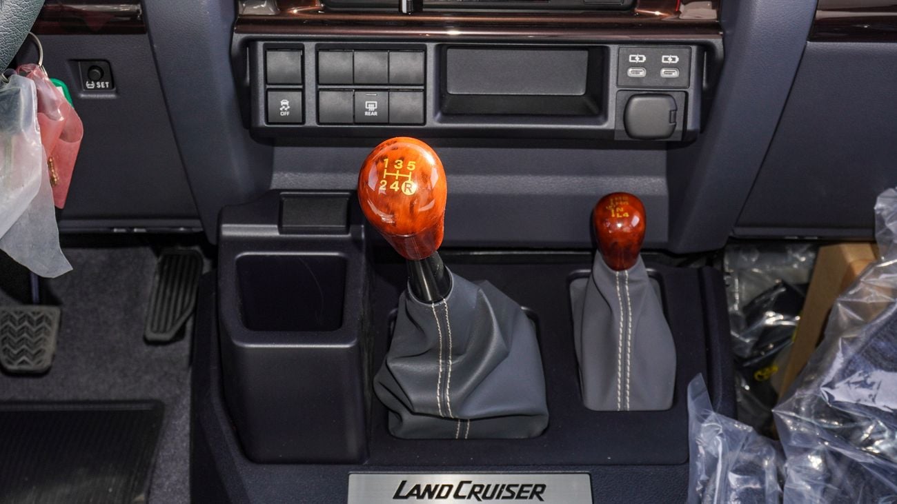 تويوتا لاند كروزر 70 LX 4.5L V8 Diesel M/T