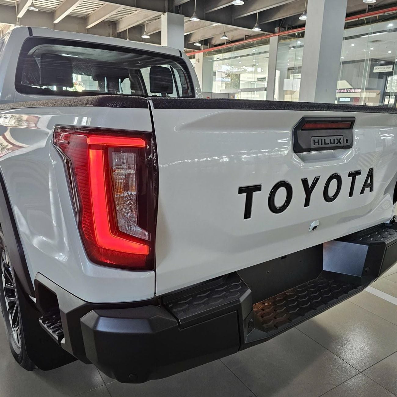 Toyota Hilux NEW SHAPE DIESEL A/T FULL OPTION DOUBLE CABIN PICKUP