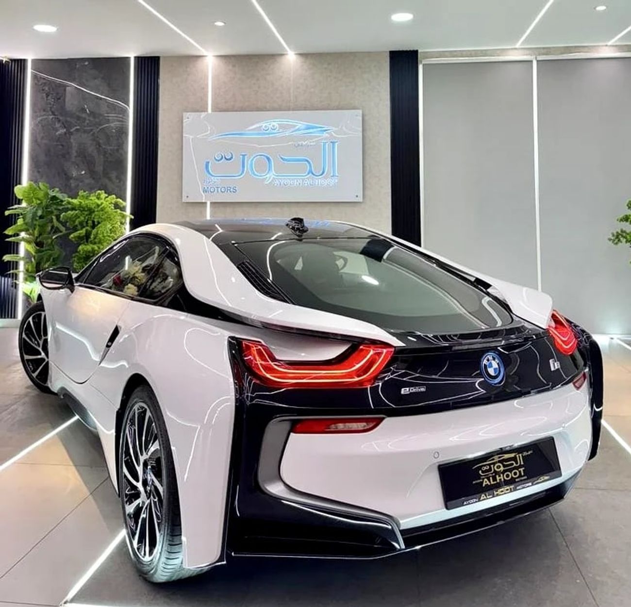 بي أم دبليو i8 ELITE || GCC II FULLY LOADED || ACCIDENT FREE || VERY LOW MILEAGE || F.S.H