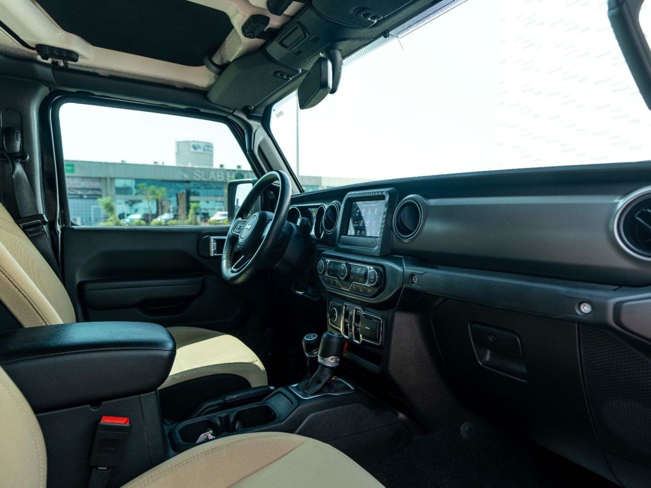 جيب جلادياتور AED 2,516 PM • GLADIATOR SPORT • ONLY 43,000 KM • OFFICIAL JEEP WARRANTY UNTIL 2027