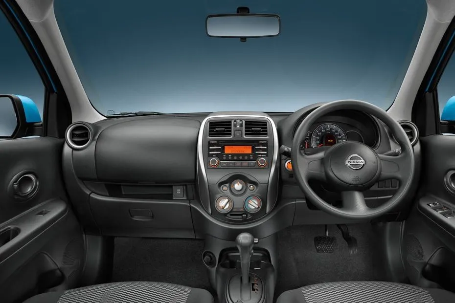 Nissan March interior - Cockpit