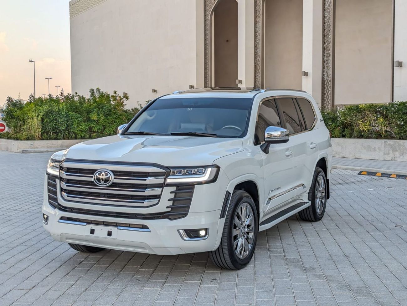 Toyota Land Cruiser Toyota LC200 white LHD