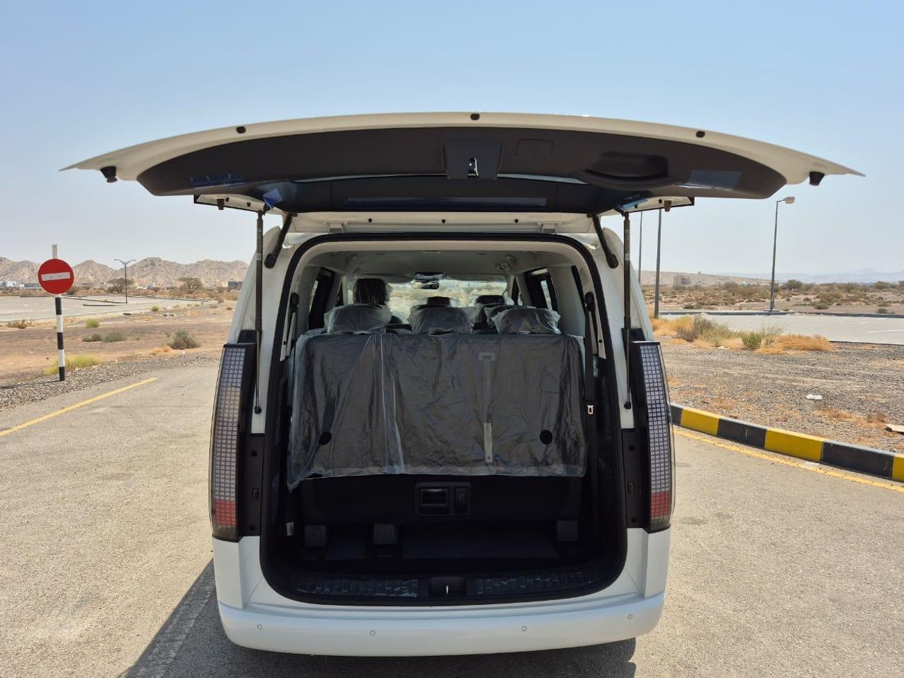 Hyundai Staria 2.2 Turbo Diesel , Luxury , fully loaded without sunroof