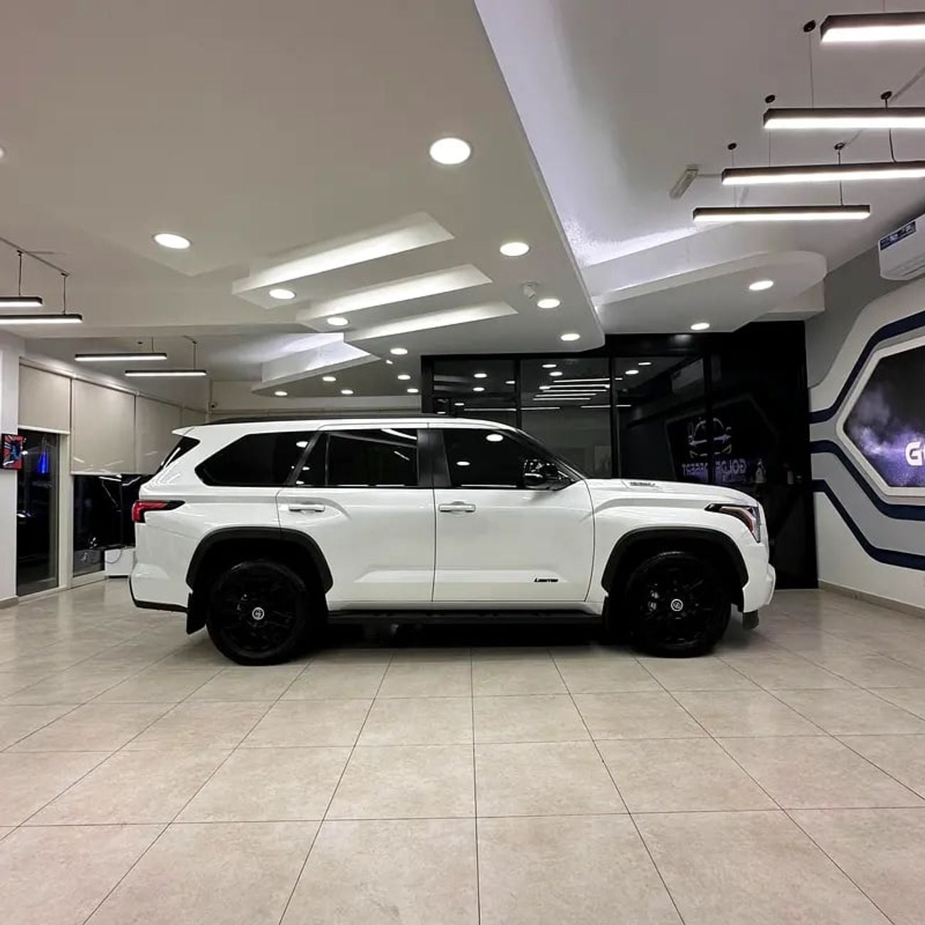 تويوتا سيكويا Limited 5.7L Limited hybrid