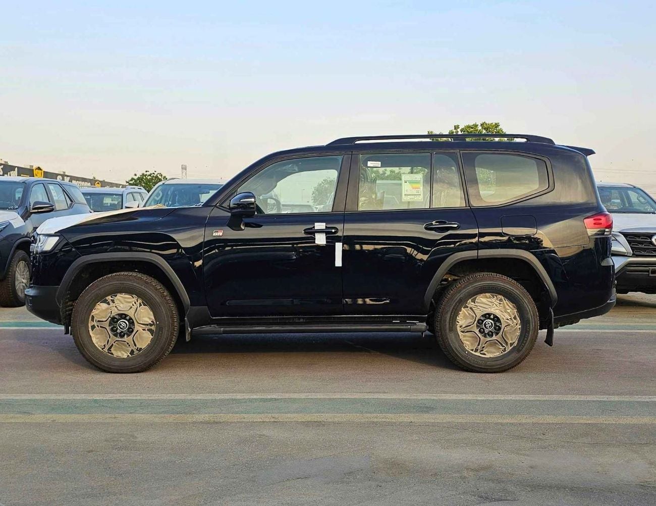 تويوتا لاند كروزر GR SPORT || 3.3L Diesel V6 / RADAR / BIG DVD / REAR ENTERTAINMENT DVD / COOL BOX (CODE#LCDGR)
