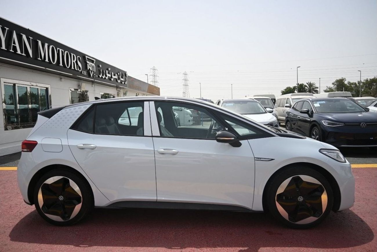 Volkswagen ID.3 Volkswagen ID 3 PRO, FWD, 5 Doors Electric Engine, 20 inch Alloy wheels, Close Panoramic Roof, Heads