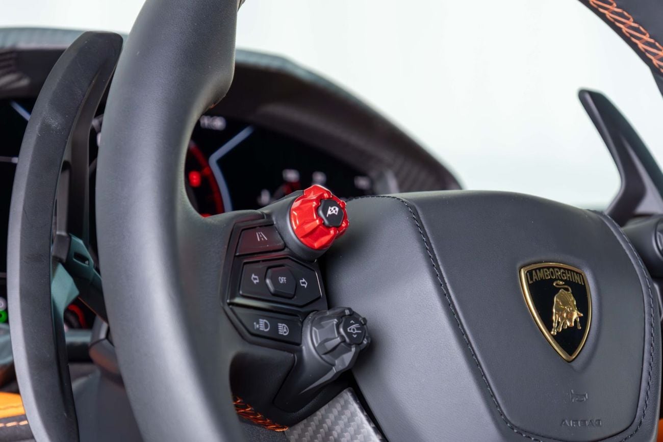 لامبورغيني ريفويلتو 6.5L V12 Hybrid