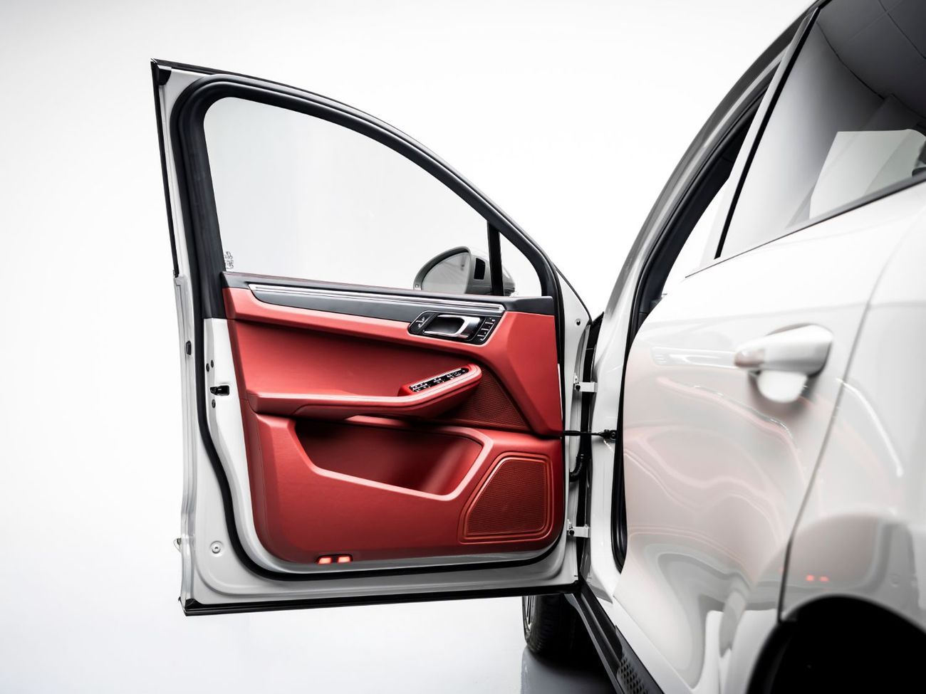 Porsche Macan Std 2.0L (252 HP) 2024 Porsche Macan, 2027 Porsche Warranty, Full Service History, Low KMs, GCC