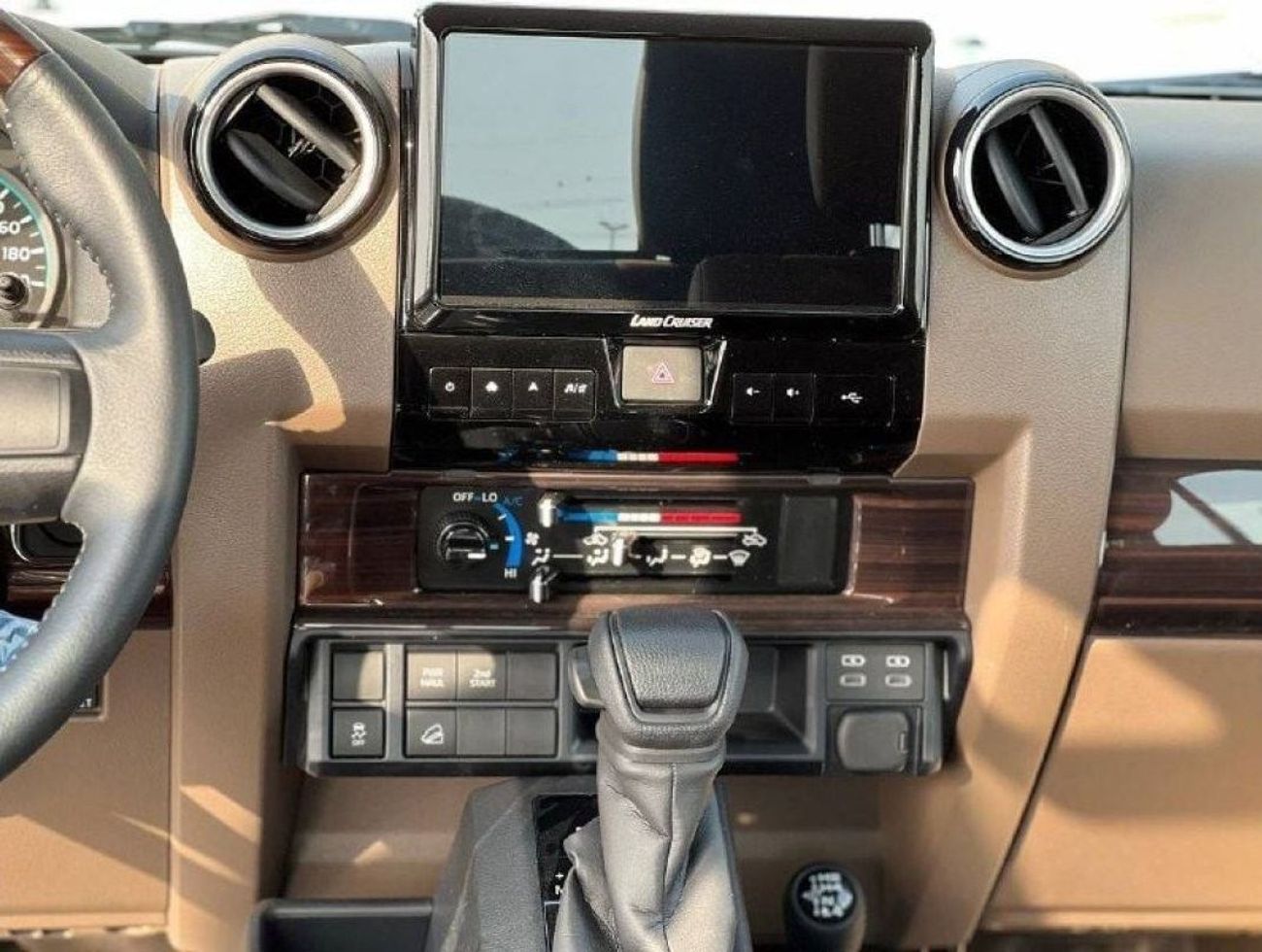 Toyota Land Cruiser Pick Up LC79 D/C 4.0L PTR A/T // 2024 // FULL OPTION WITH COOLBOX , LEATHER SEATS // SPECIAL OFFER // BY FOR