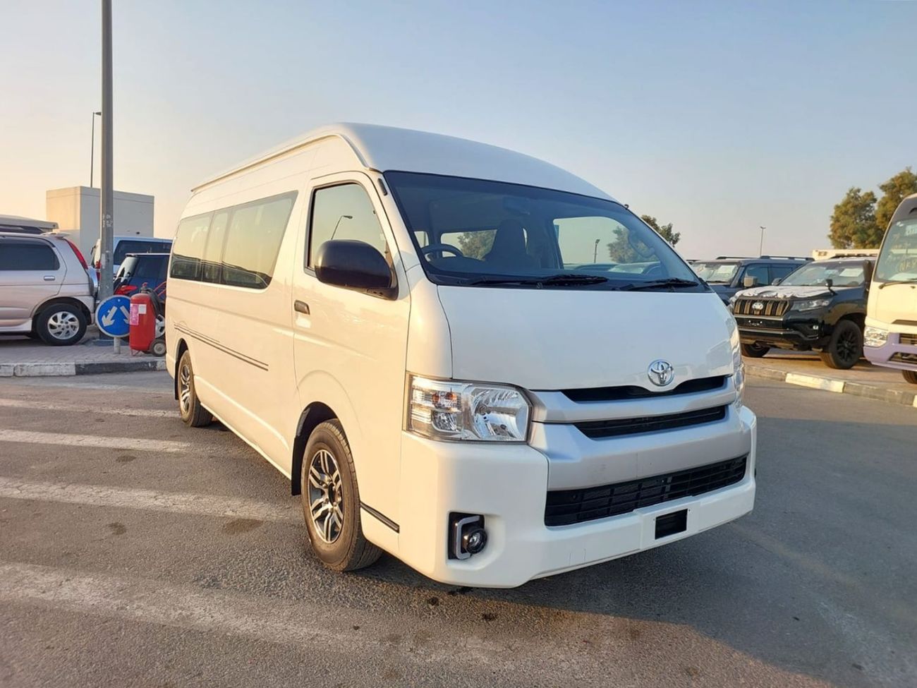Toyota Hiace TOYOTA HIACE COMMUTER VAN RHD 2017 MODEL 3.0 L DIESEL AUTOMATIC(PM31641)