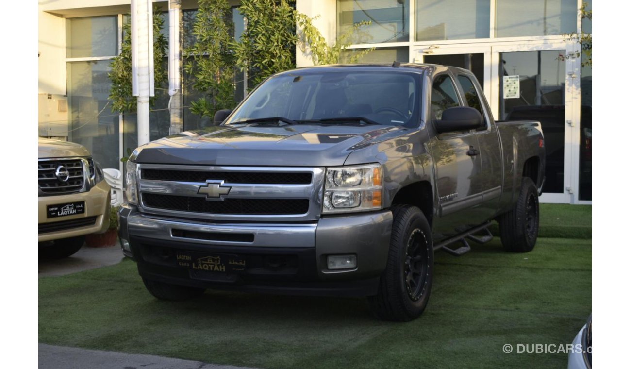 Chevrolet Silverado Pickup model 2009 imported silver color, equipped with two sides, half tyote wheels, sensors cruise