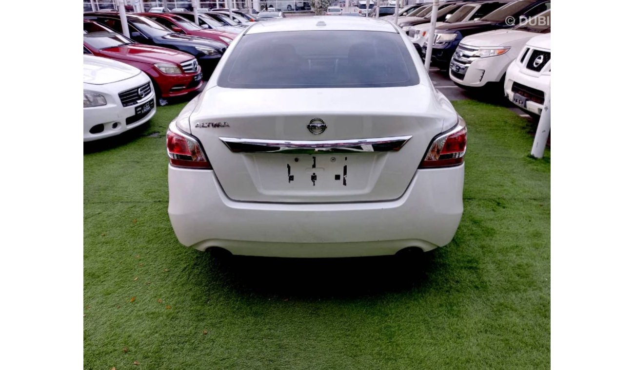 Nissan Altima 2014 model imported, fingerprint, screen, wheels, sensors, camera, in excellent condition, you do no