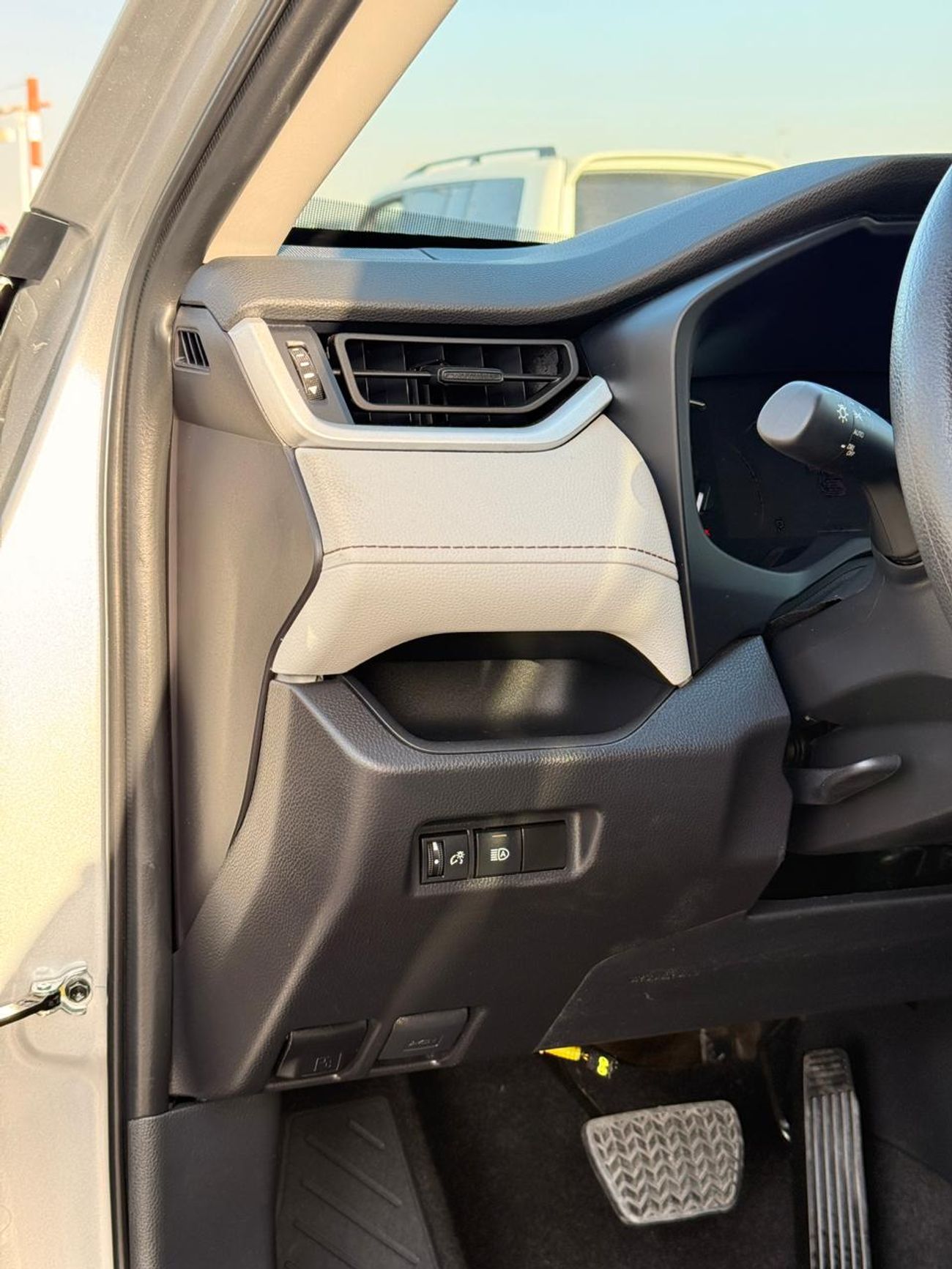 تويوتا راف ٤ XLE 4X4 Full option 2025