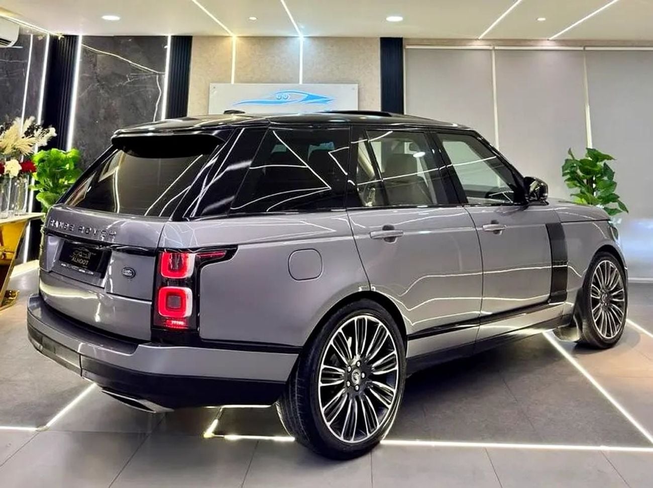 Land Rover Range Rover FACELIFT RR VOGUE || SUPERCHARGED || GCC SPECS || TOP RANGE || PANORAMIC