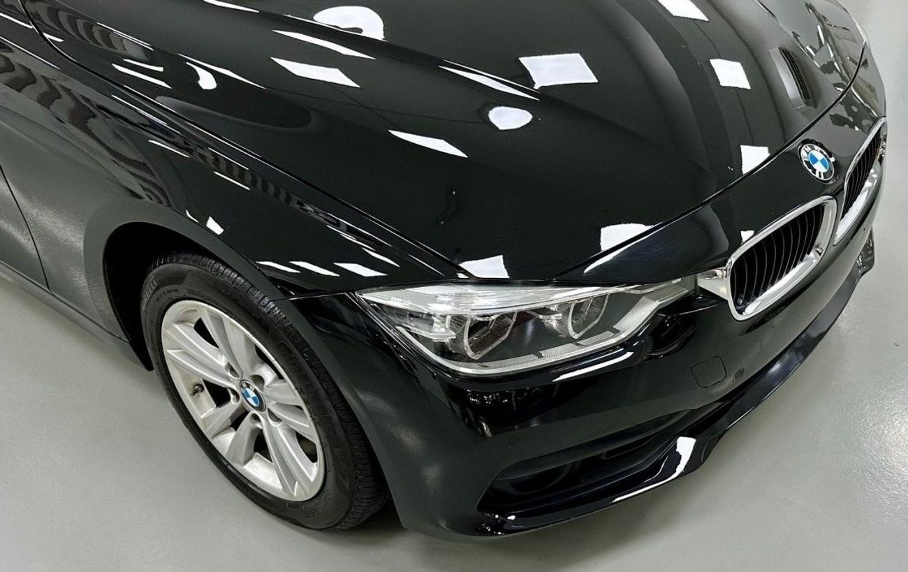 BMW 318i Executive GCC .. Low Milgea .. Perfect Condition .. Sunroof .