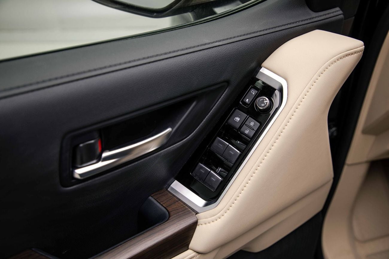 تويوتا لاند كروزر LC300 GXR 3.5L - Black Inside Beige | Export Only