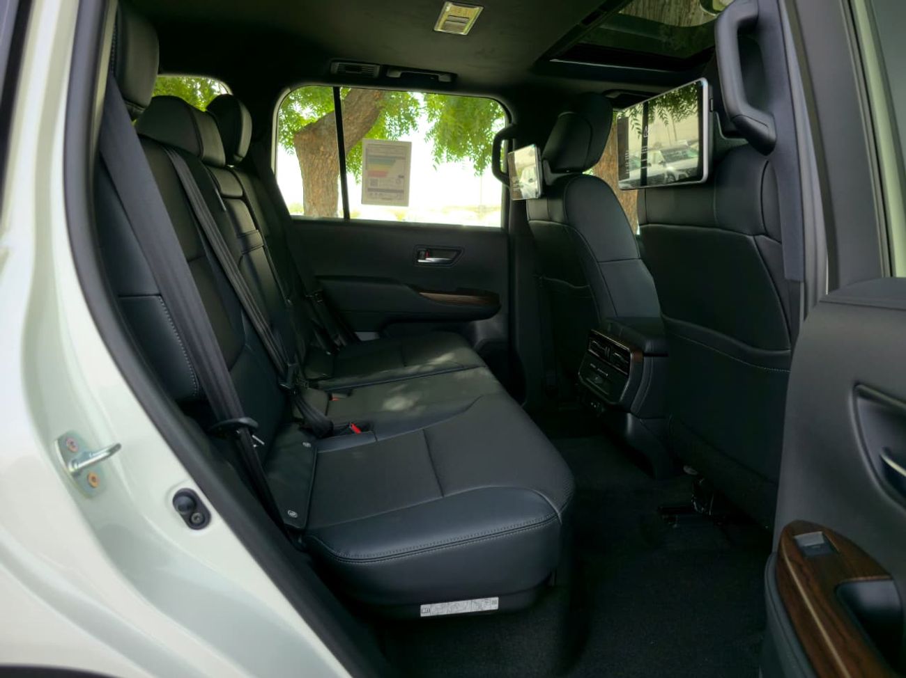 تويوتا لاند كروزر LC300 GXR 4.0 - HIGH OPTIONS - WITHOUT RADAR - 2025 MODEL - WHITE INSIDE BLACK - GCC SPECS