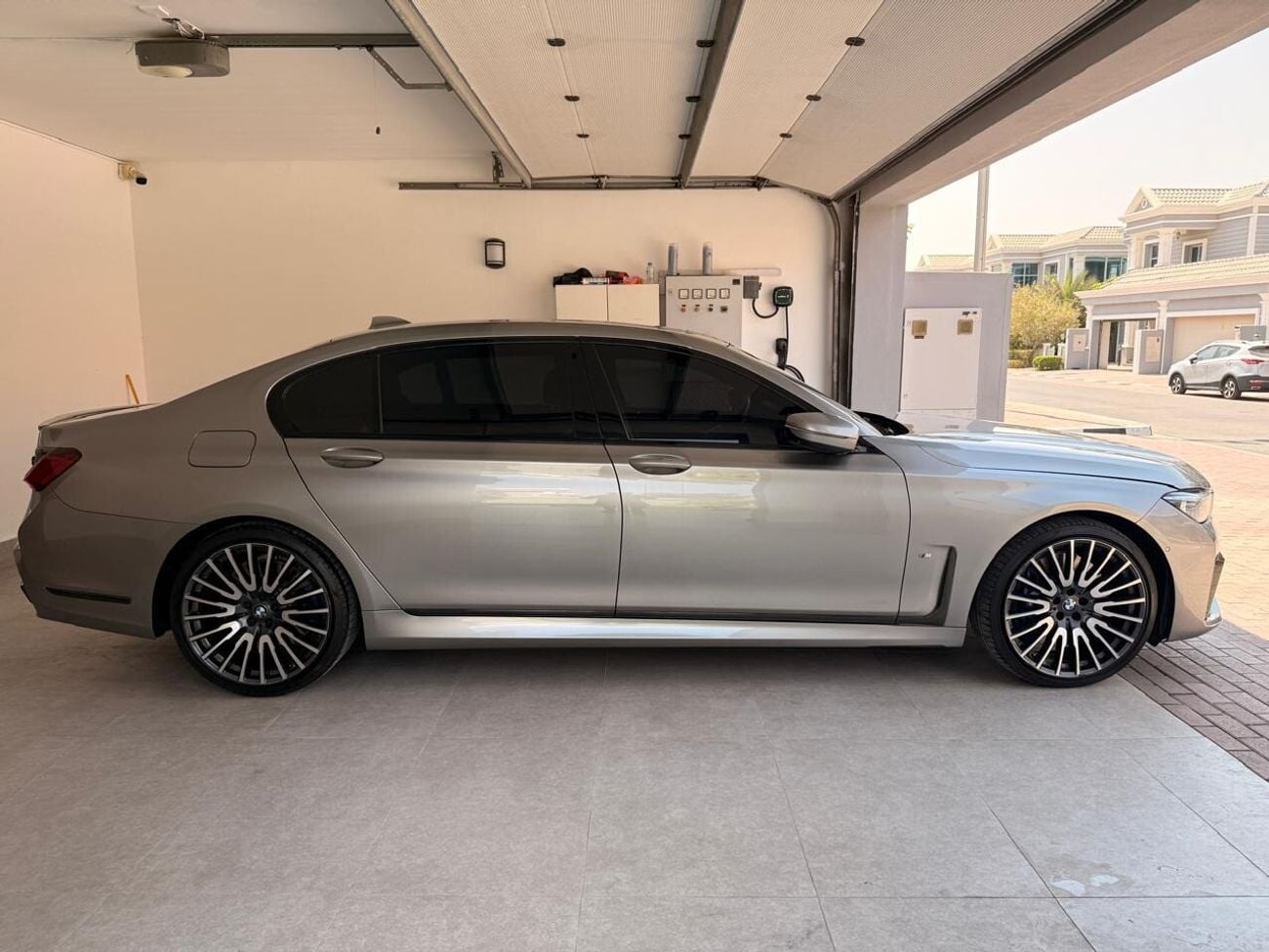 بي أم دبليو 750Li إكس درايف إم سبورت FULL WARRANTY + SERVICE PACKAGE UNTIL Nov'2027