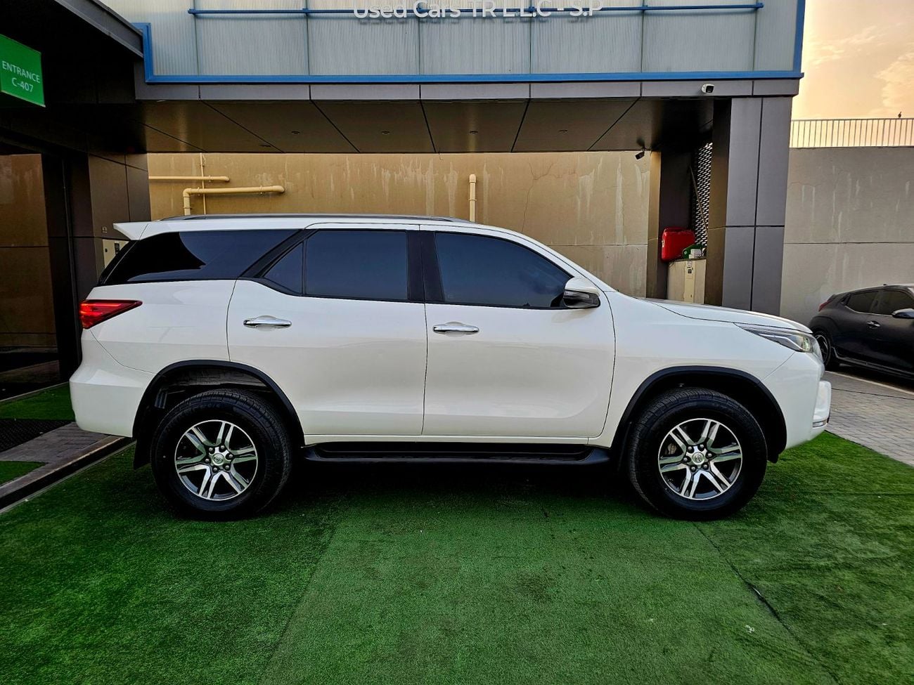 Toyota Fortuner EXR FORTUNER EXR / V4 2.7L / LEATHER SEATS / DVD CAMERA / LOW MILEAGE