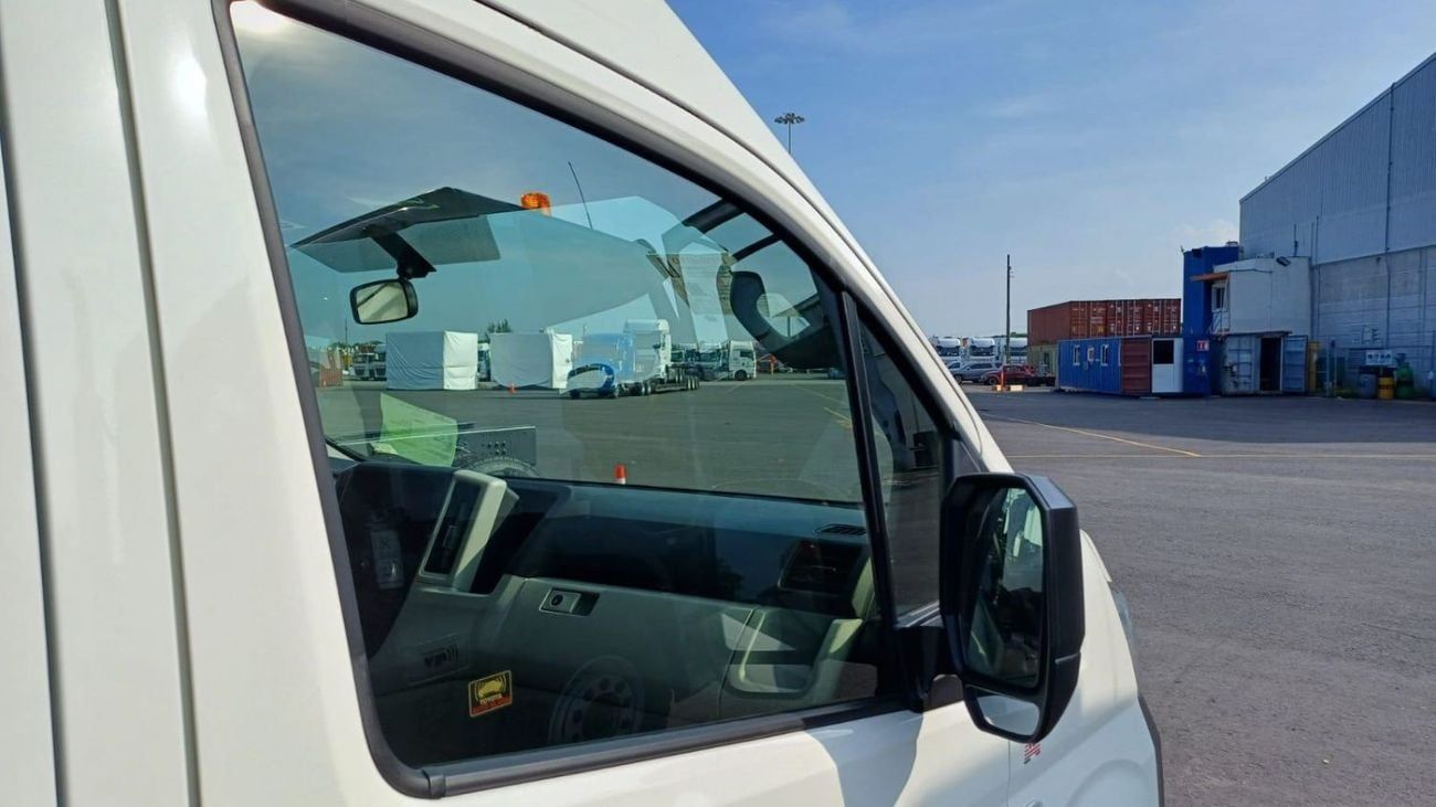 Toyota Hiace Van High Roof 2.8L (174 HP) M/T