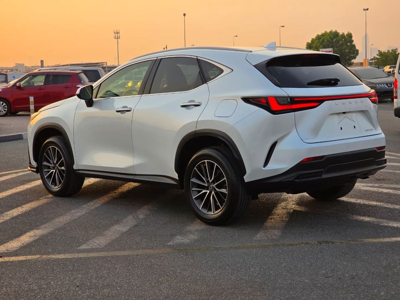 لكزس NX 250 PREMIUM لكزس NX250 موديل 2023، زر ضغط وصندوق خلفي أوتوماتيكي (JTJADCAZ4P2006757)