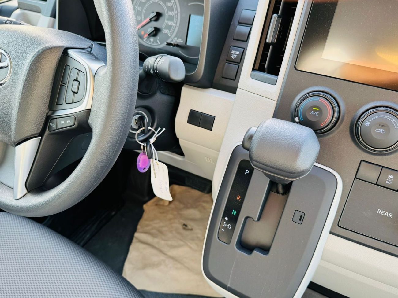 تويوتا هاياس Toyota Hiace Van 3.5L petrol A/T F/O WHITE COLOR