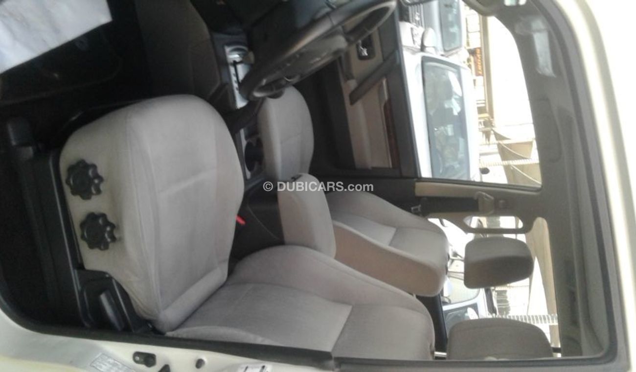 ميتسوبيشي باجيرو 2013 ابيض  خليجى بحالة ممتاذة ماشى قليل