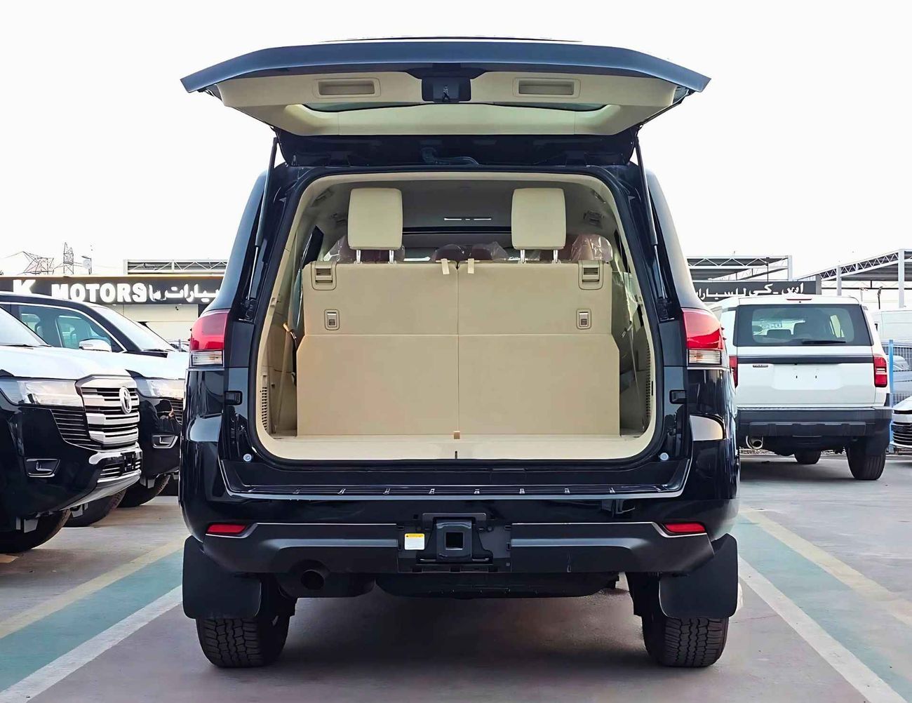 تويوتا لاند كروزر LC300 GXR / 3.3L V6 DIESEL / MID-STD DVD / DRIVER PWR SEAT / SUNROOF (CODE # GXR-G1)