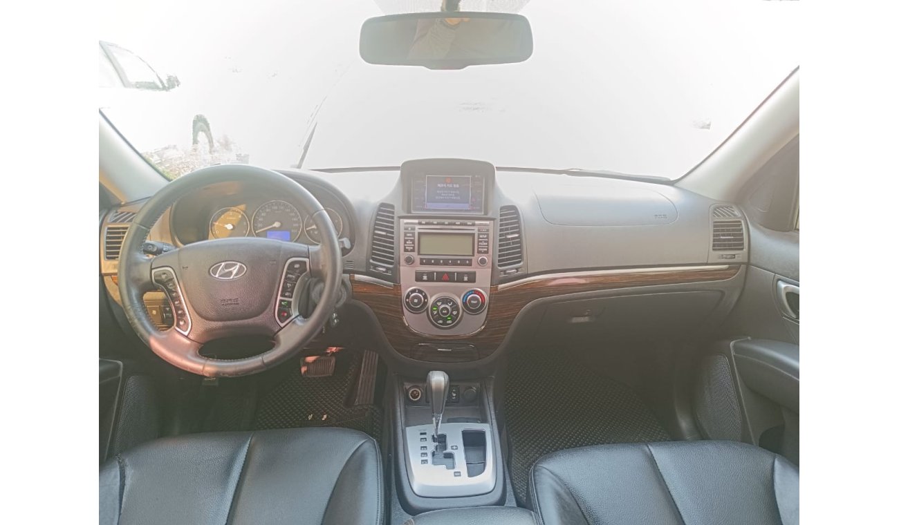 Hyundai Santa Fe Hyundai Santafe 2011 diesel.The car is very good, in perfect condition, looks clean from the inside