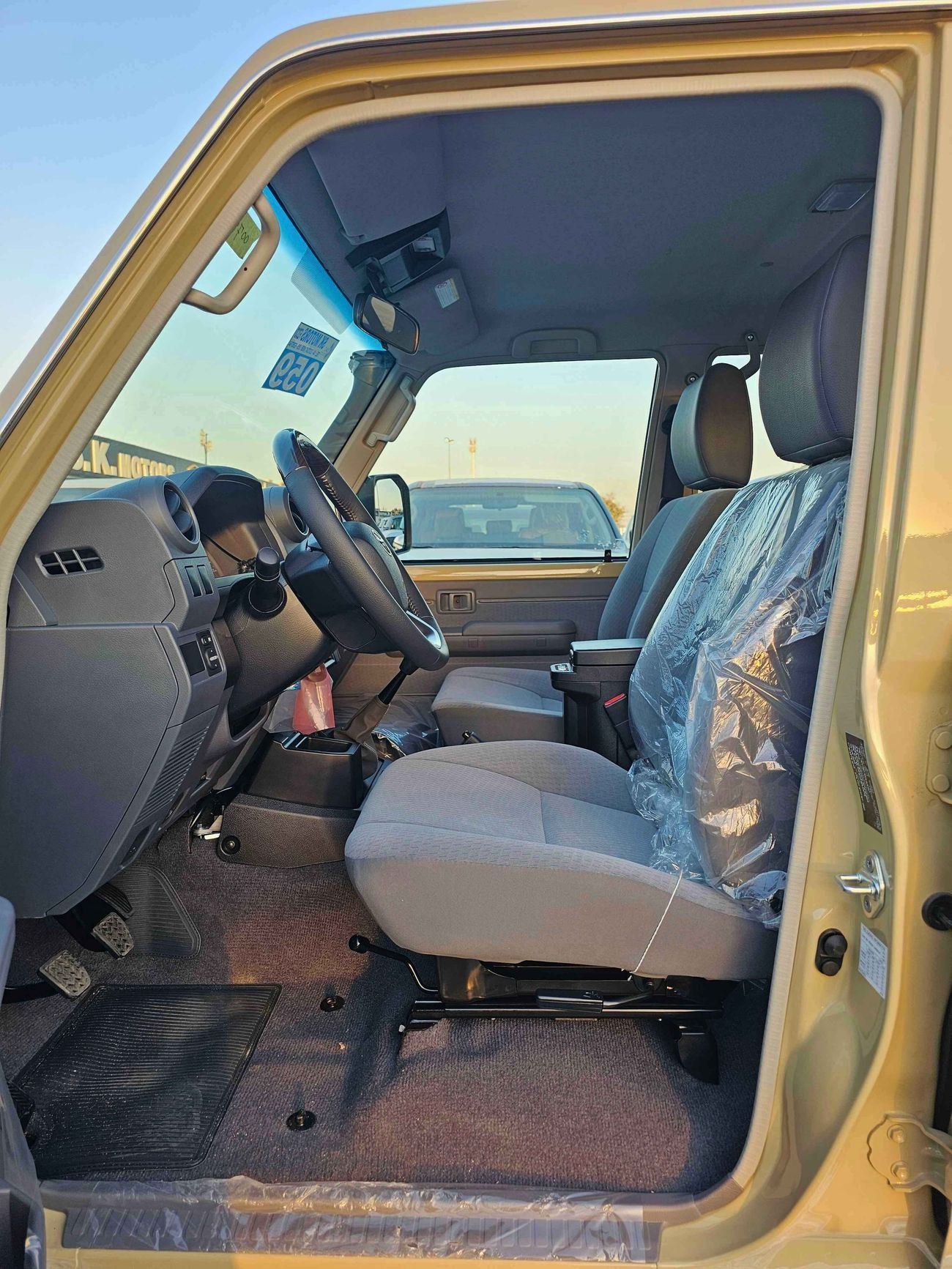 تويوتا لاند كروزر 70 LC76 / STD-HIGH OPTION / 4.0L PETROL V6 / M/T / WOOD / STEERING / WINCH SNORKEL (CODE # LC76)