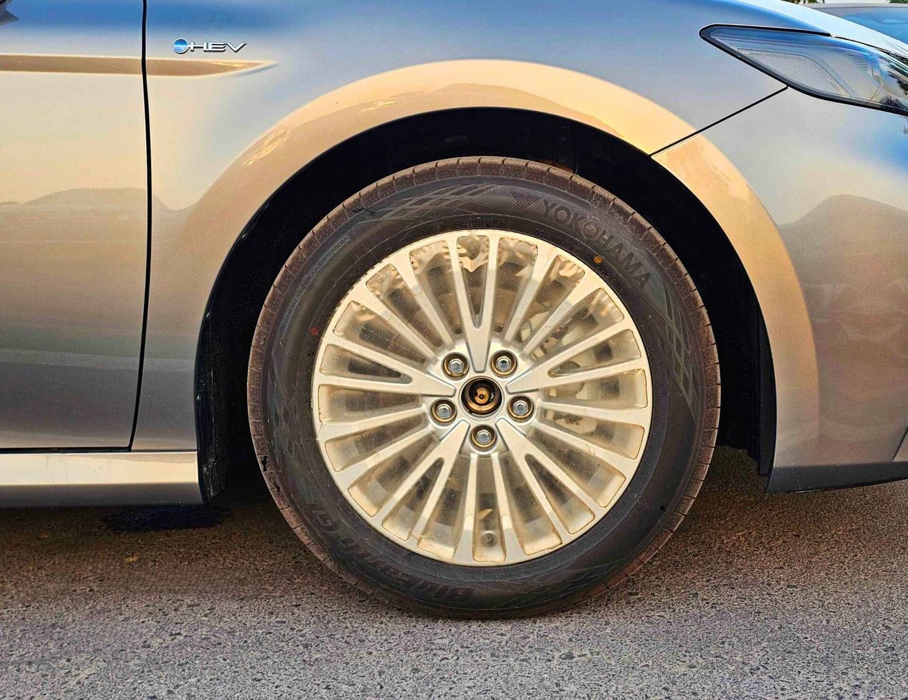 Toyota Camry E PLUS / HYBRID / 2.5L V4 PETROL / DRIVER PWR SEAT / SUNROOF (CODE # E PLUS)