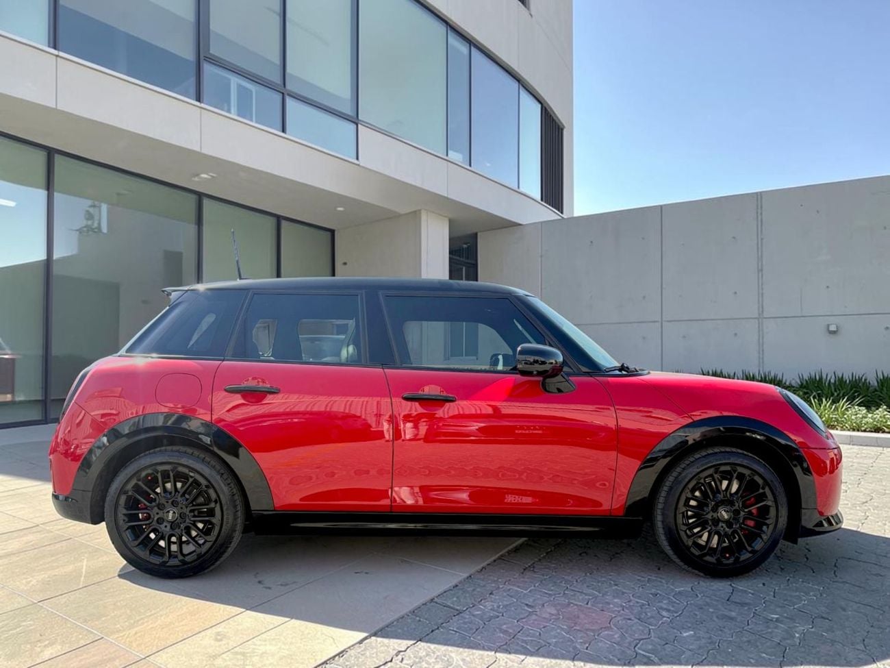 Mini Cooper S AED 2,160 P.M | 0% DP | MINI COOPER S BLACK EDITION | AGENCY WARRANTY | FULL SERVICE HISTORY