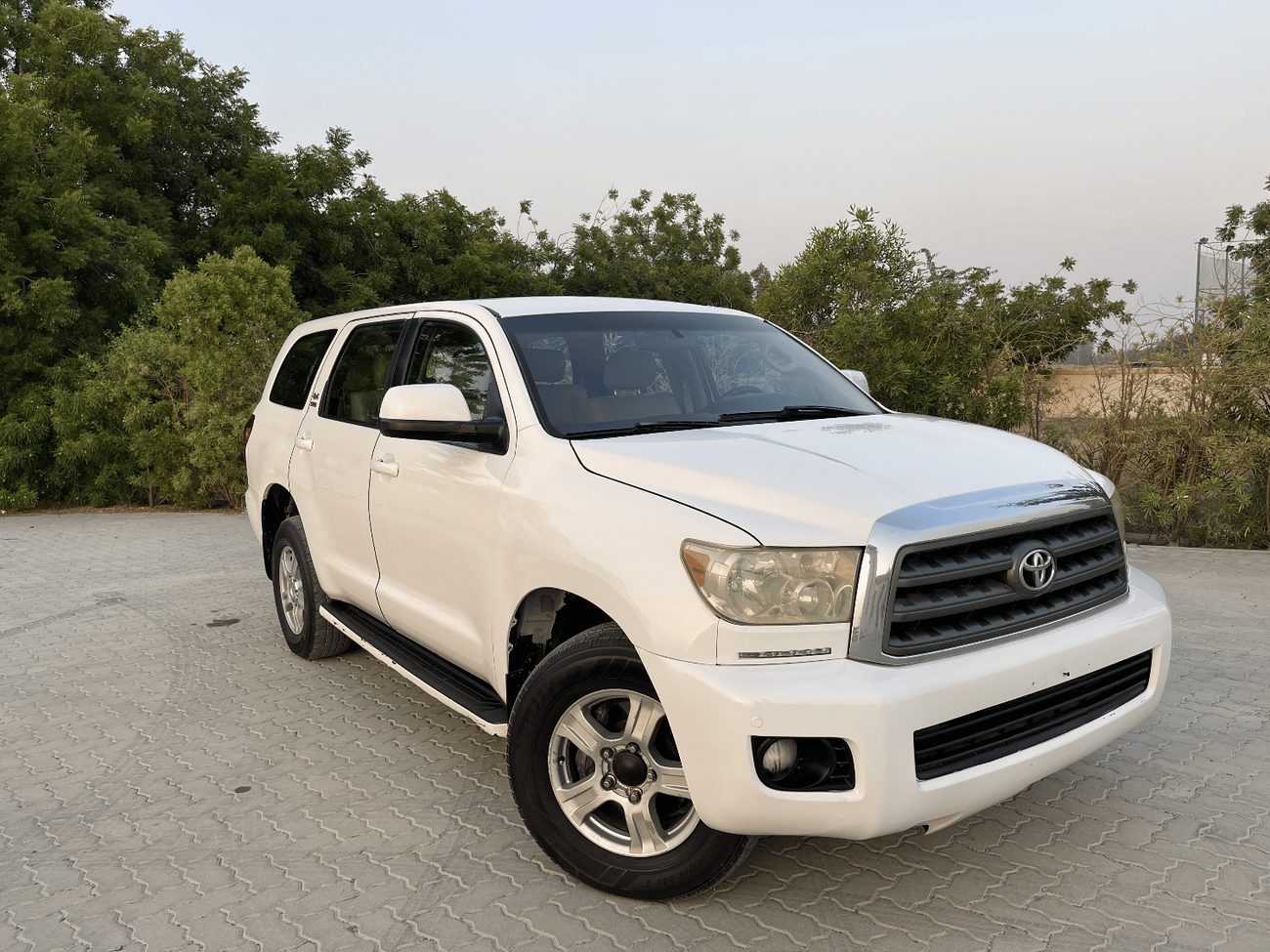 Toyota Sequoia Limited Toyota Sequoia   MODEL 2012  V8     L5,7   Excellent Condition (GCC  _ SPEC) - VERY GOOD CON