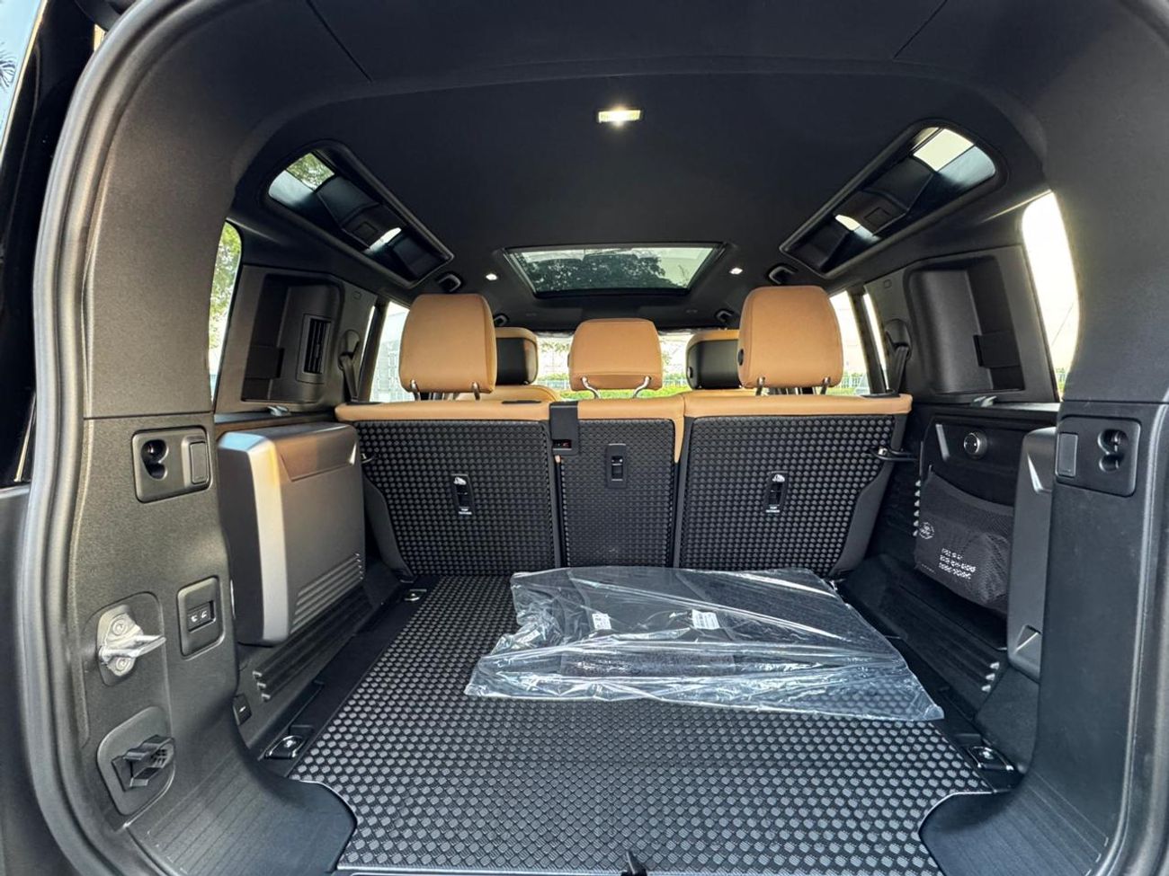 لاند روفر ديفندر LAND ROVER DEFENDER HSE P400 X-DAYNAMIC GCC FULLY LOADED UNDER WARRANTY