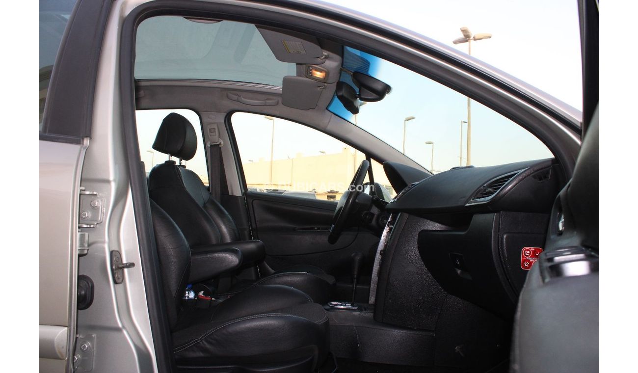 Peugeot 207 Peugeot 2008 GCC in excellent condition without accidents, very clean from inside and outside