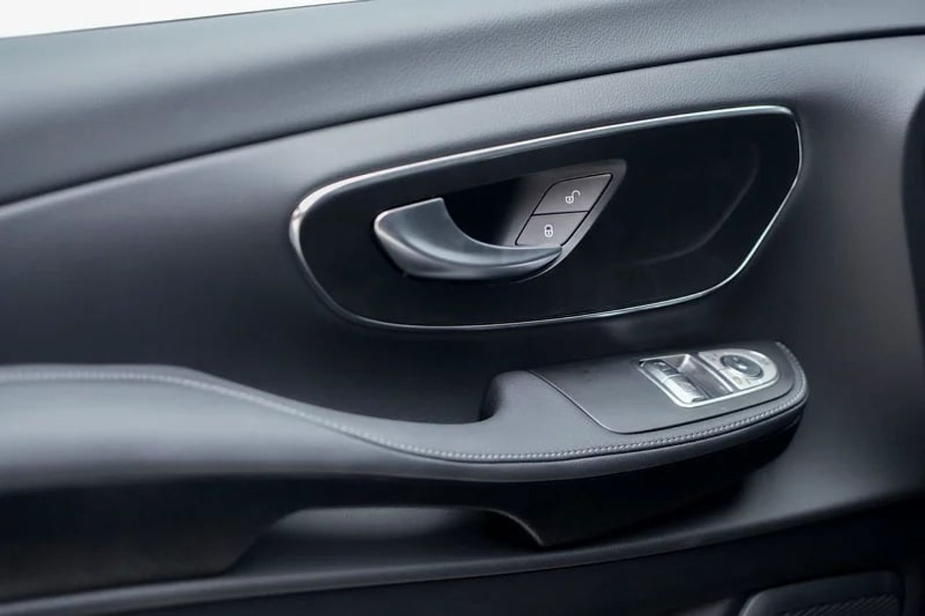 Mercedes Maybach V Class Maybach V300 AVANTGARDE | GCC 0km | Agency Warranty | 360 View | 64 colors Ambeint Lights