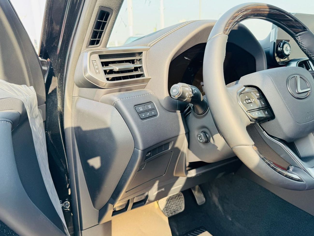 Lexus LX 600 LEXUS 600 SIGNATURE 3.5L TWIN TURBO PTR F/O A/T BLACK 2025