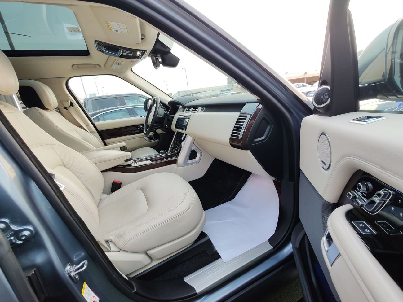 لاند روفر رينج روفر Supercharged 5.0L black addition full option banuramic warranty one year