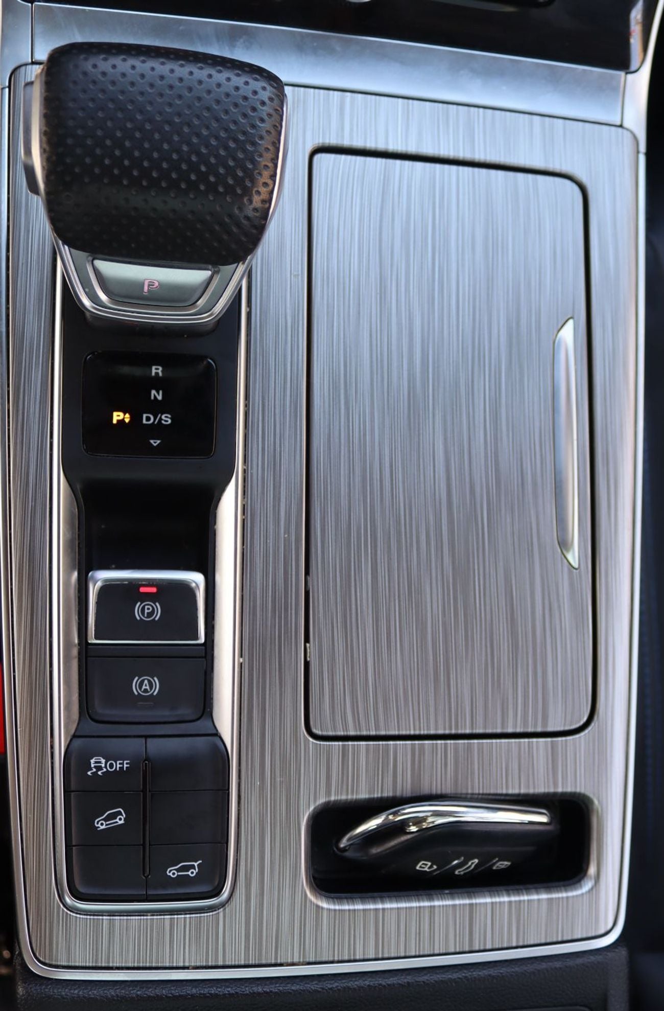 أم جي RX5 إم جى RX5 - فل أوبشن- خليجى - 2025 -بدون حوادث - محرك 1.5L- ممشى قليل - بحاله ممتازه
