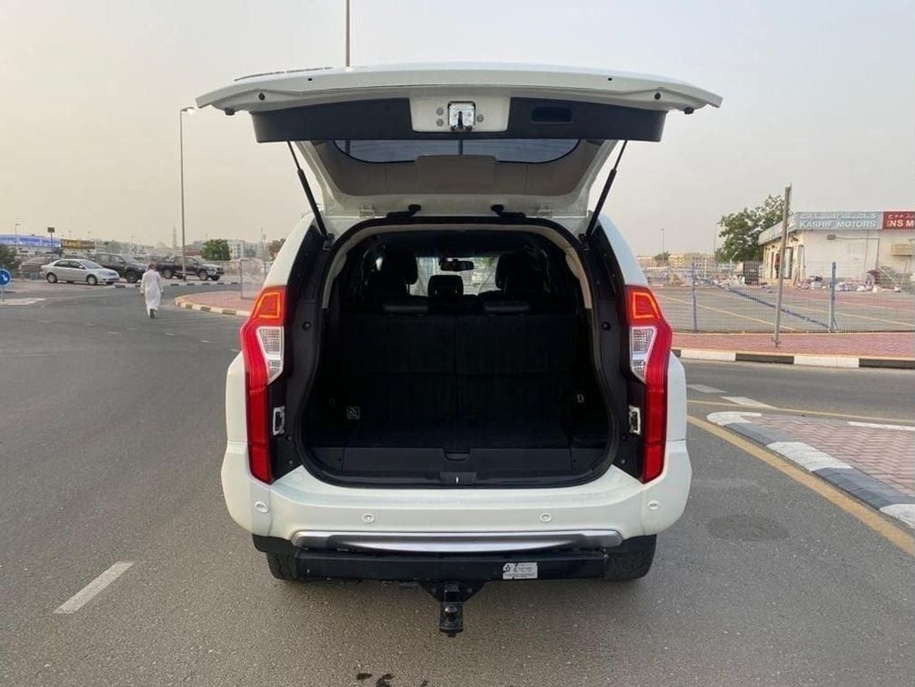 ميتسوبيشي باجيرو Diesel 2.4 Liter Right Hand Drive Automatic 7 Seater Leather seats 4WD