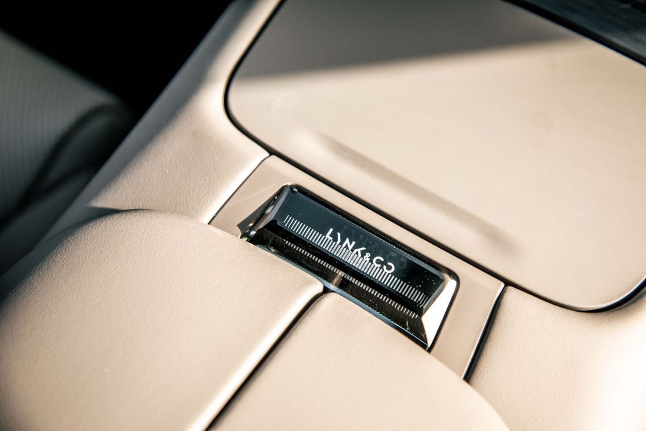 لينك أند كو Z10 2025 Lynk & Co Z10 Max - Fluid Grey Inside Beige