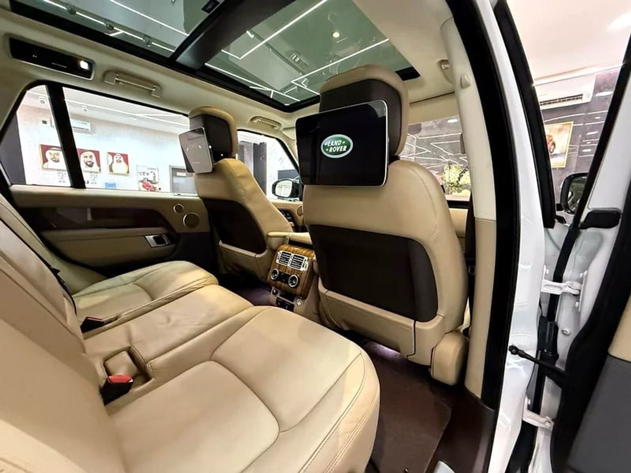 لاند روفر رينج روفر LWB Autobiography P400 3.0L AUTOBIOGRAPHY KIT RR VOGUE SUPERCHARGED || GCC || FULLY LOADED || SCREEN