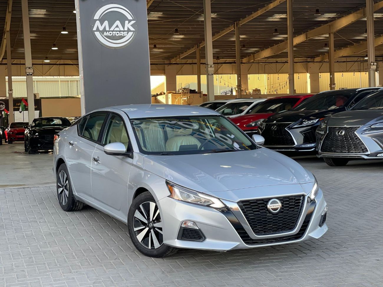 نيسان ألتيما SV / V4 2.5L / رادار / قراءة الطريق / نقطة عمياء / شاشة كبيرة / في حالة ممتازة