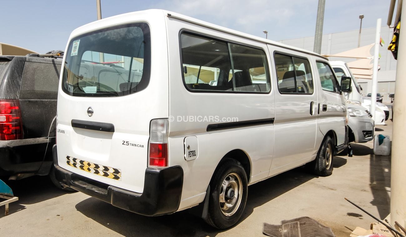 نيسان أورفان