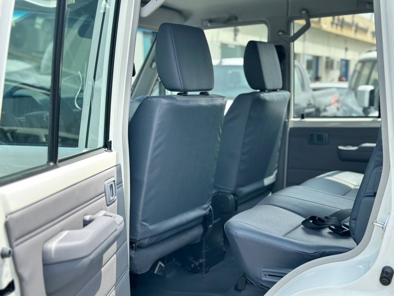 تويوتا لاند كروزر بيك آب LC79 دبل كابينة 4.0 لتر PTR ناقل حركة يدوي // 2025 // خيار قياسي مع نوافذ كهربائية // عرض خاص // من