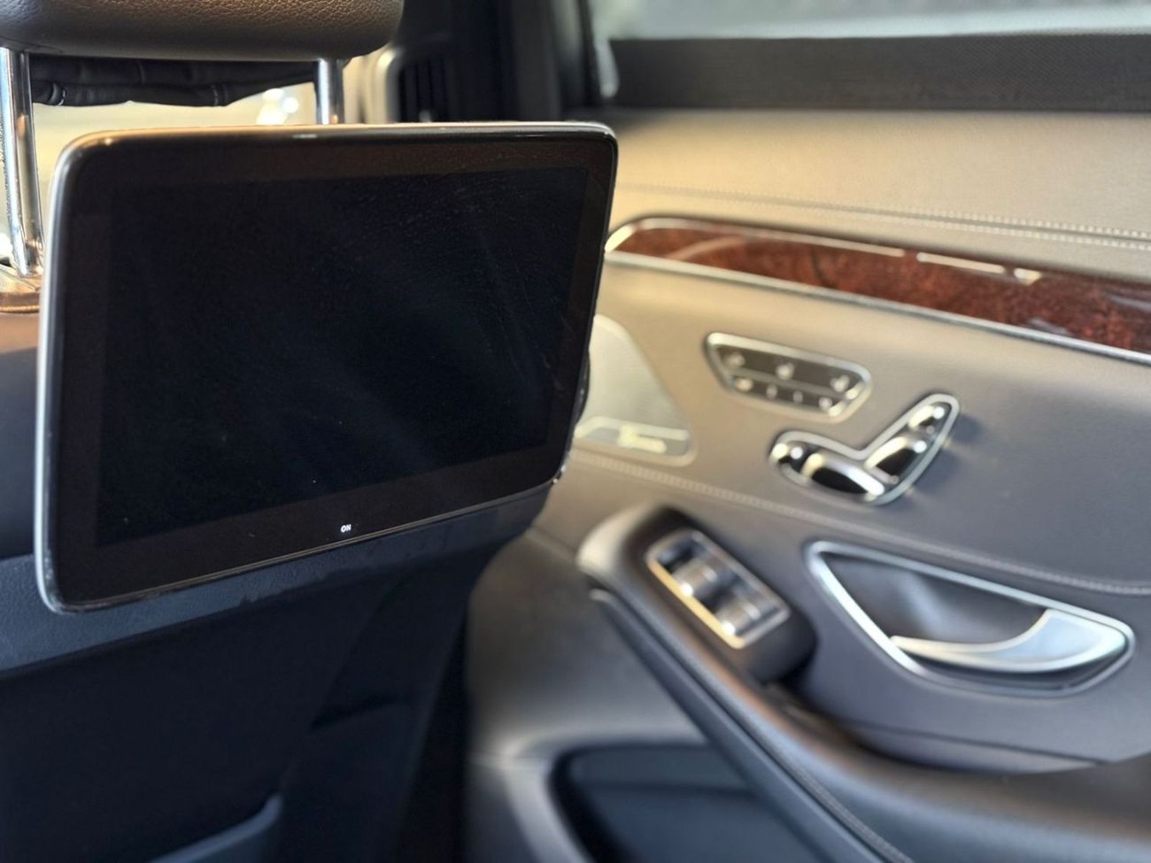 Mercedes-Benz S 560 Std 4.0L (463 HP)